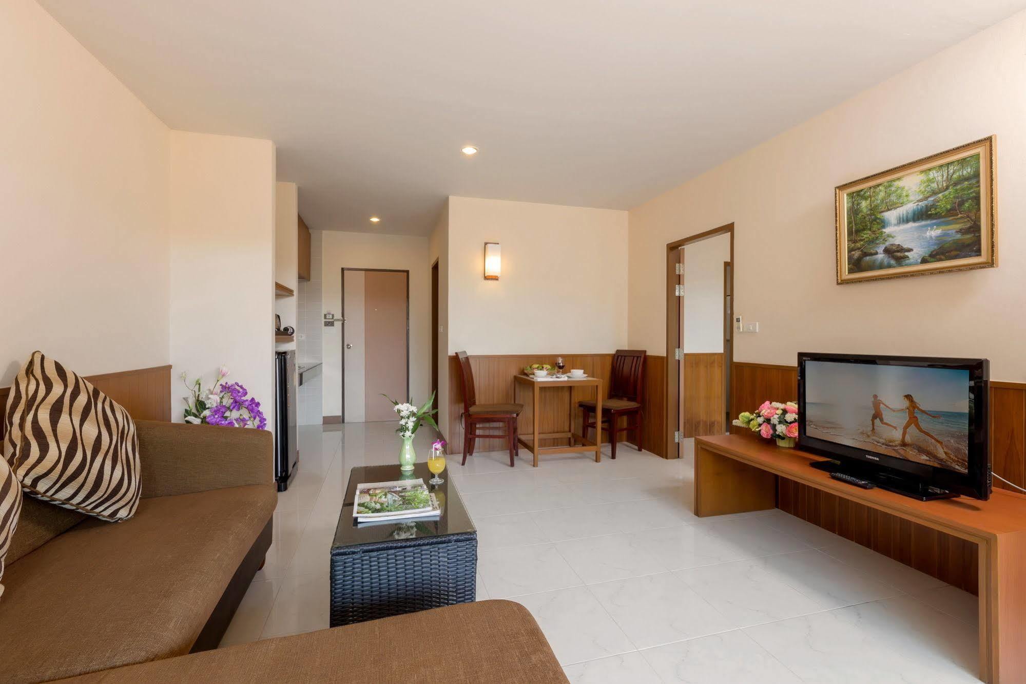 Chaiyapruek Suites Джомтьен Экстерьер фото
