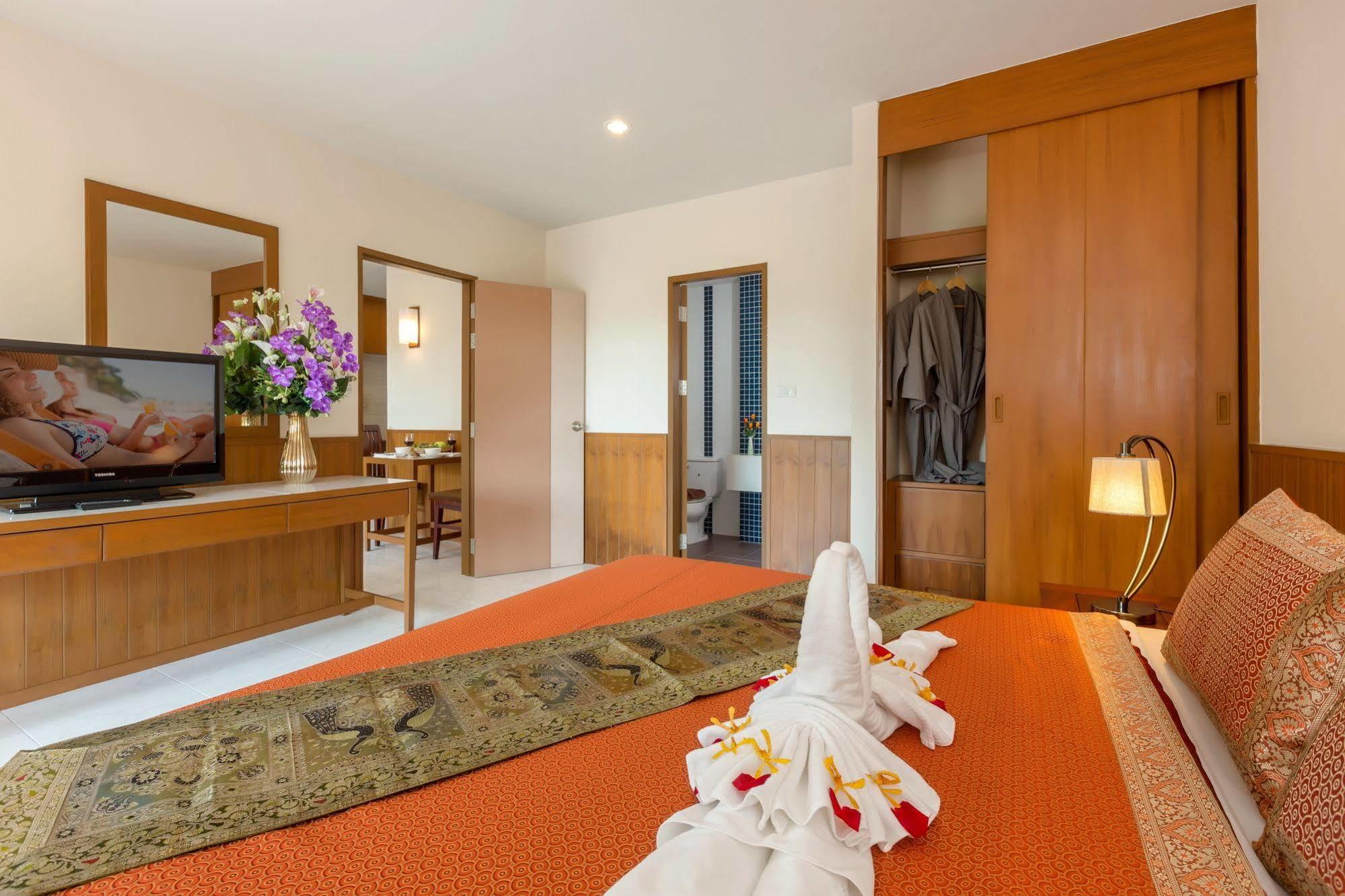 Chaiyapruek Suites Джомтьен Экстерьер фото