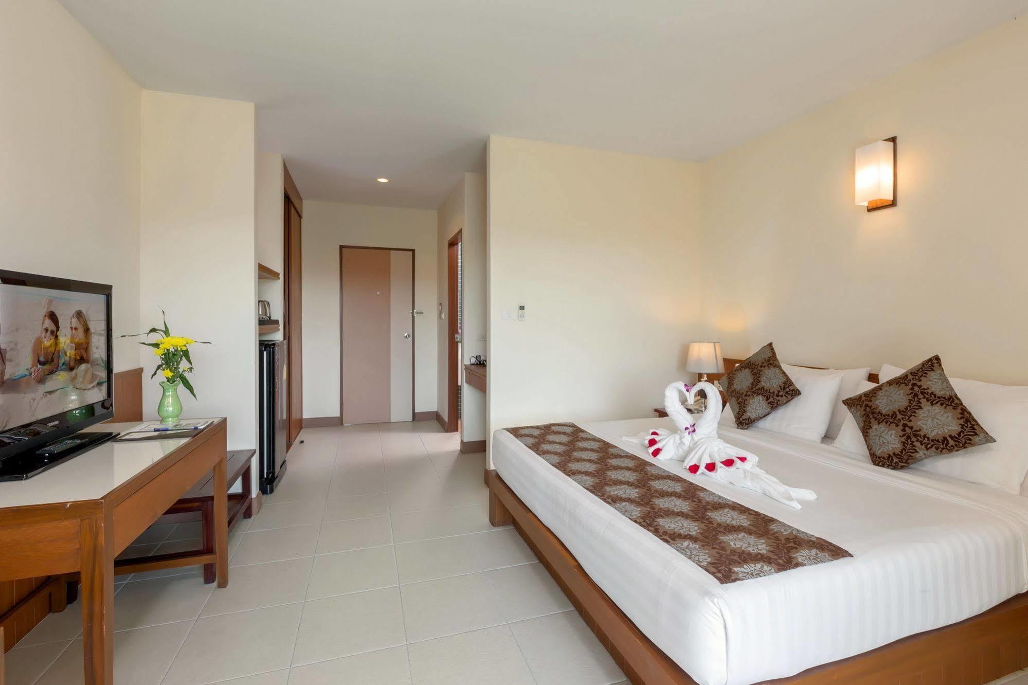 Chaiyapruek Suites Джомтьен Экстерьер фото