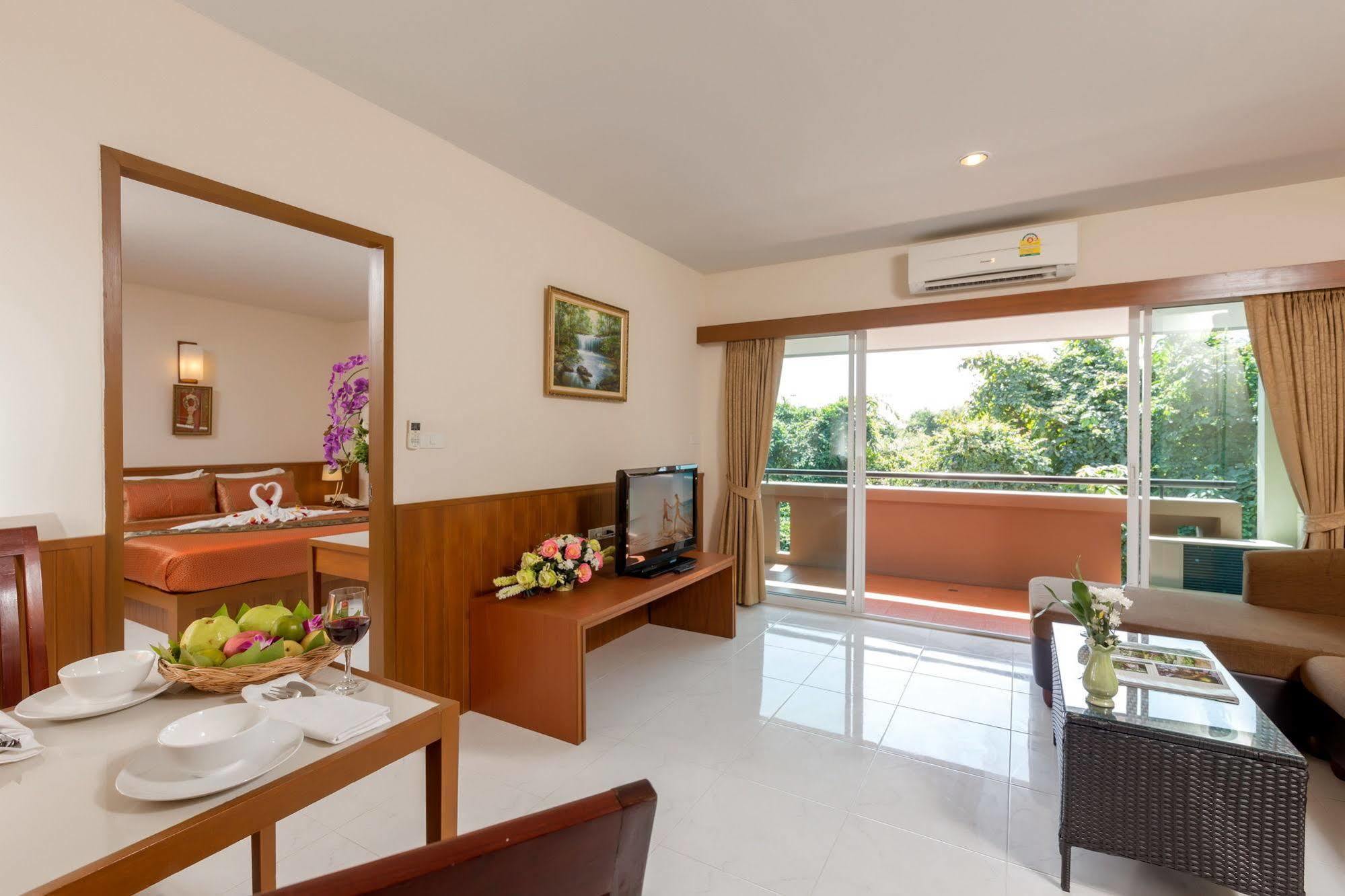 Chaiyapruek Suites Джомтьен Экстерьер фото