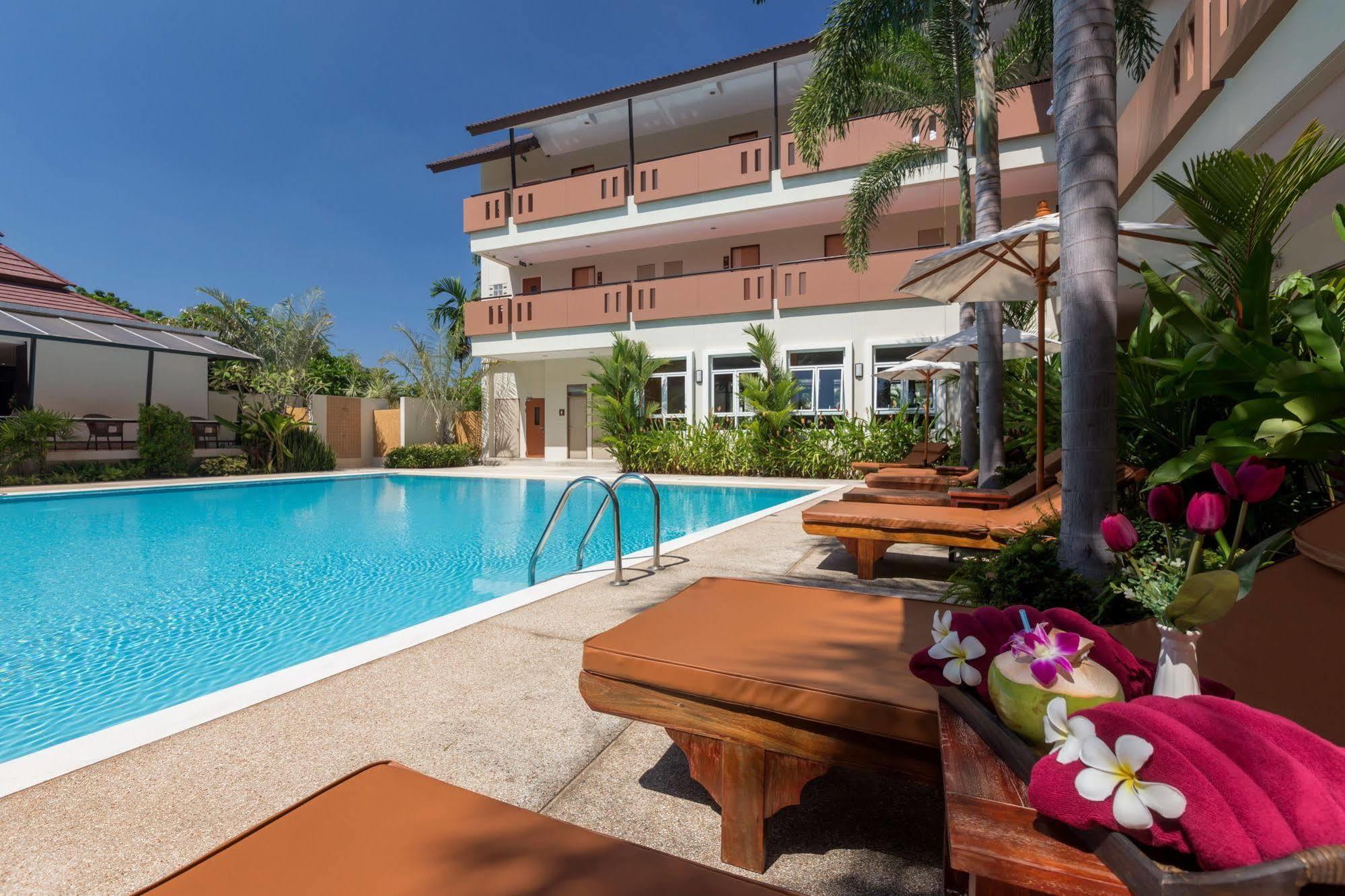 Chaiyapruek Suites Джомтьен Экстерьер фото