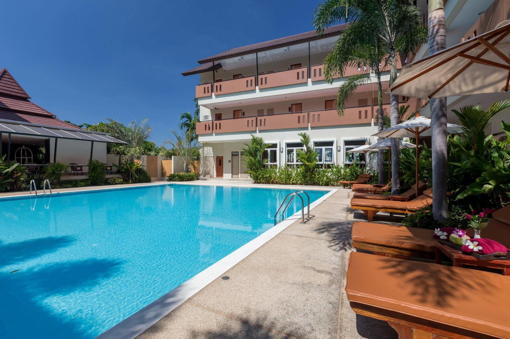Chaiyapruek Suites Джомтьен Экстерьер фото