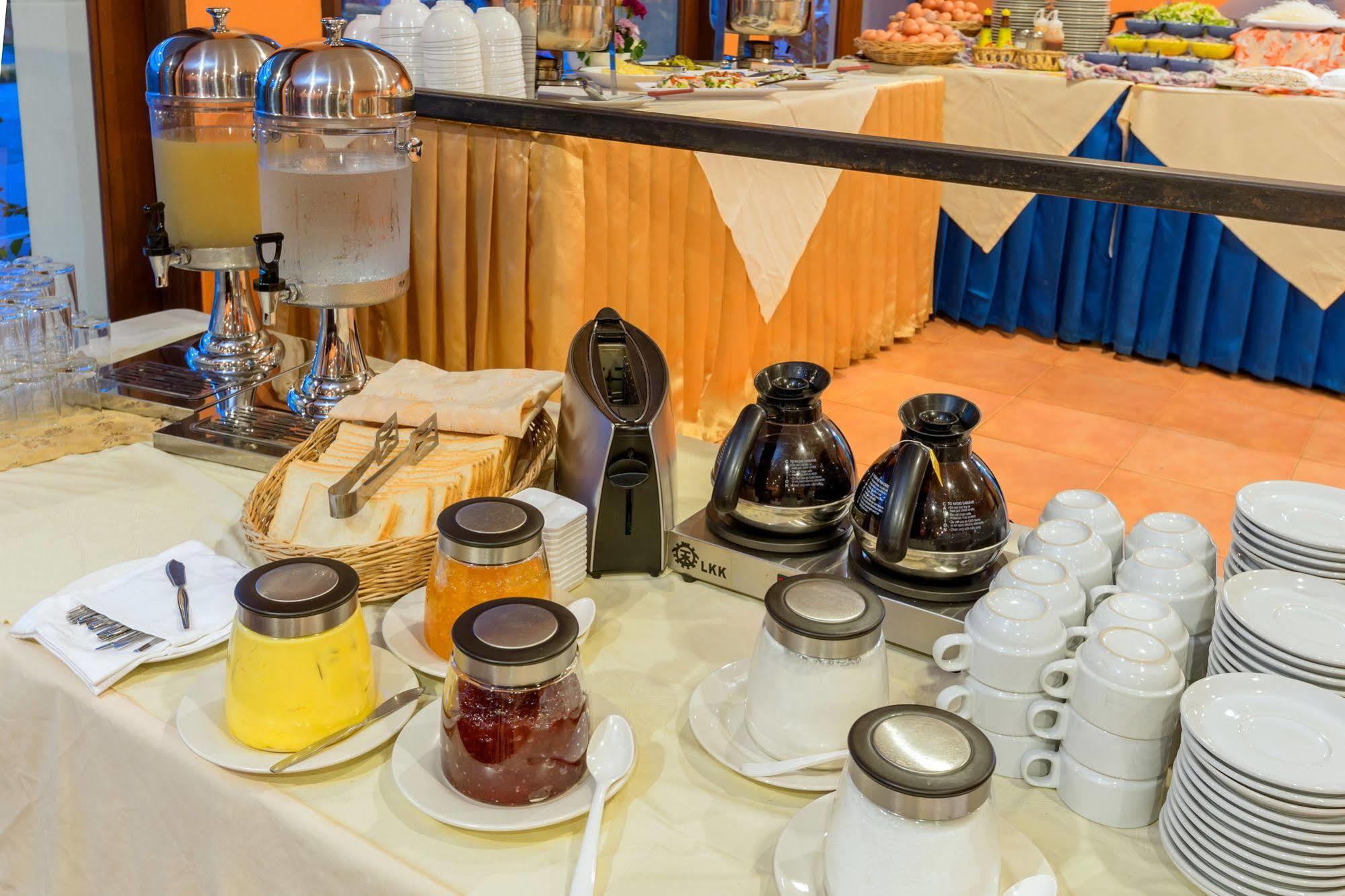 Chaiyapruek Suites Джомтьен Экстерьер фото