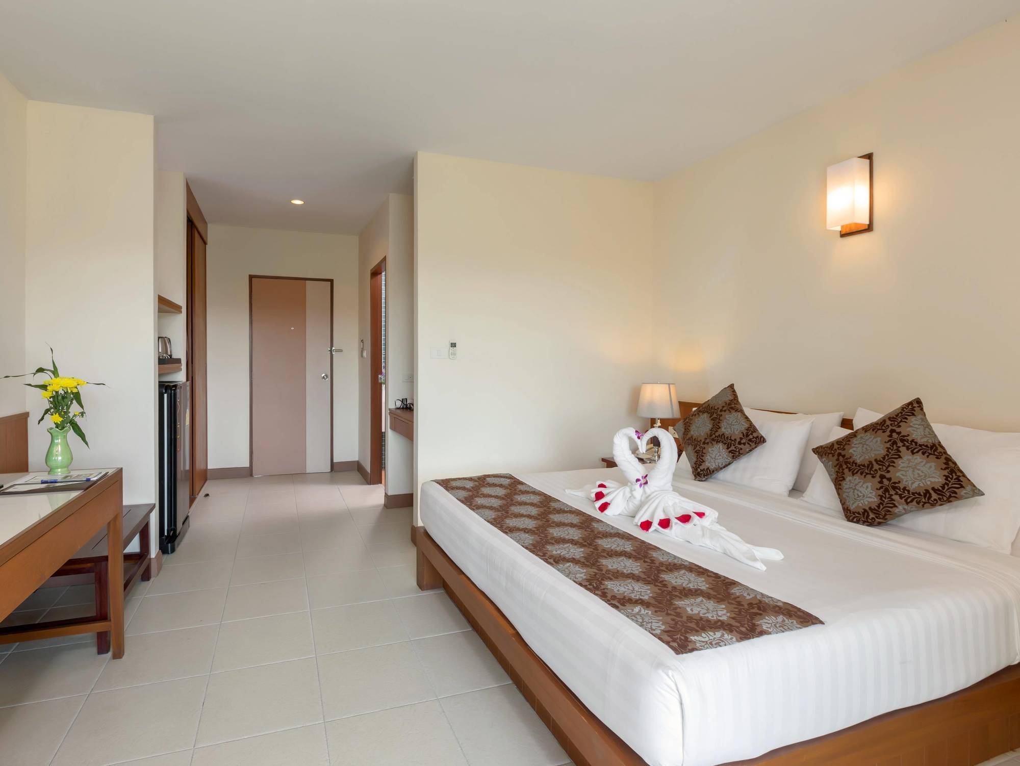 Chaiyapruek Suites Джомтьен Экстерьер фото